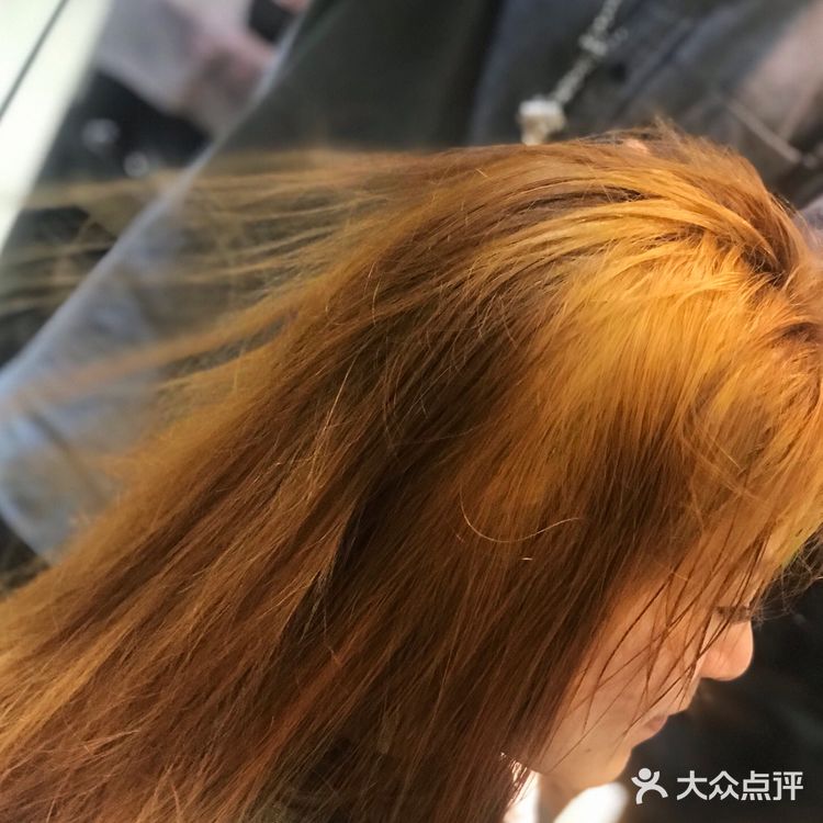 发型师建议可以染今年流行的蓝黑色