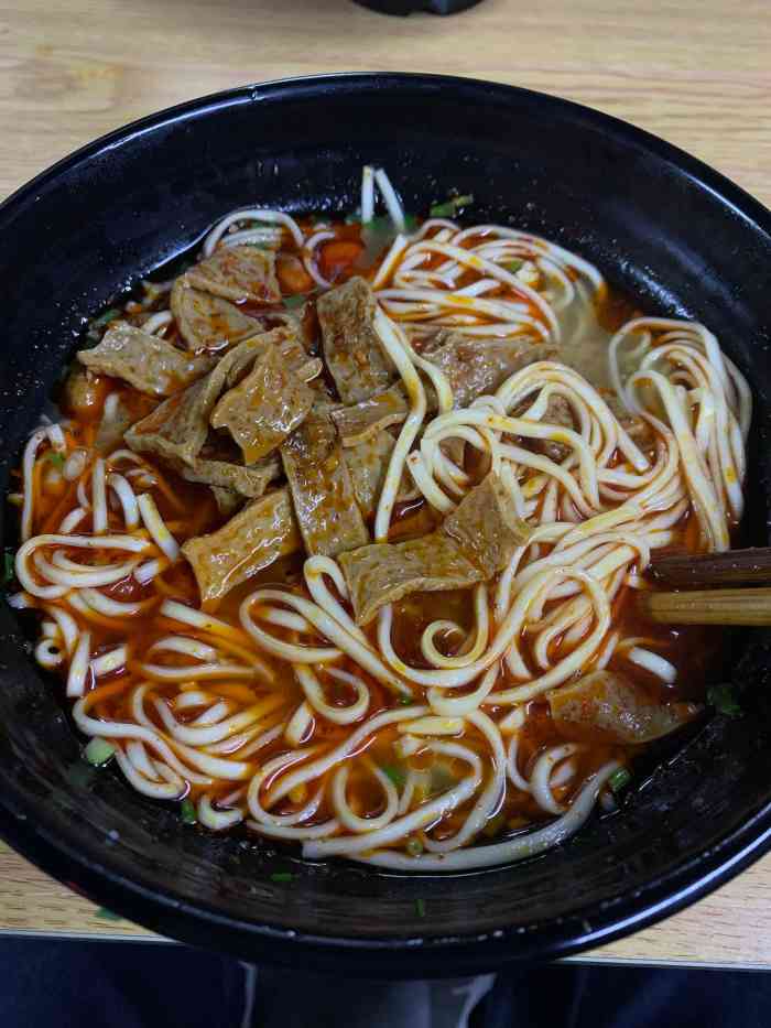 新化向东街牛肉粉面-"周末没睡懒觉过来吃完重口味面吧.生意蛮.
