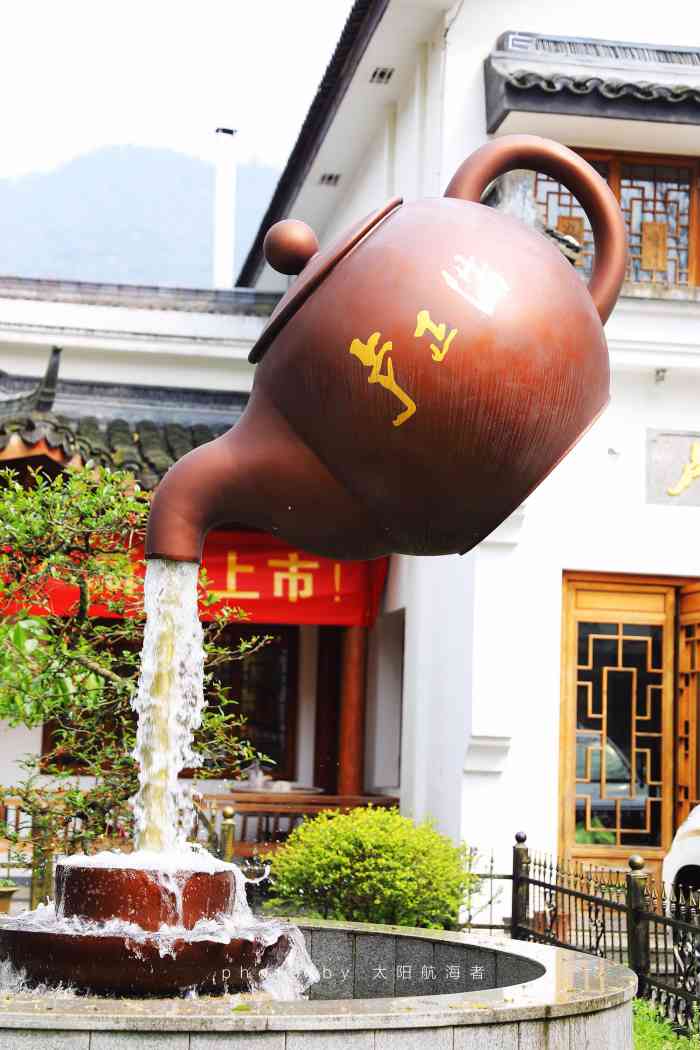 卢正浩茶庄-"在梅家坞的茶楼吃完中饭,跟三五好友慢悠悠.