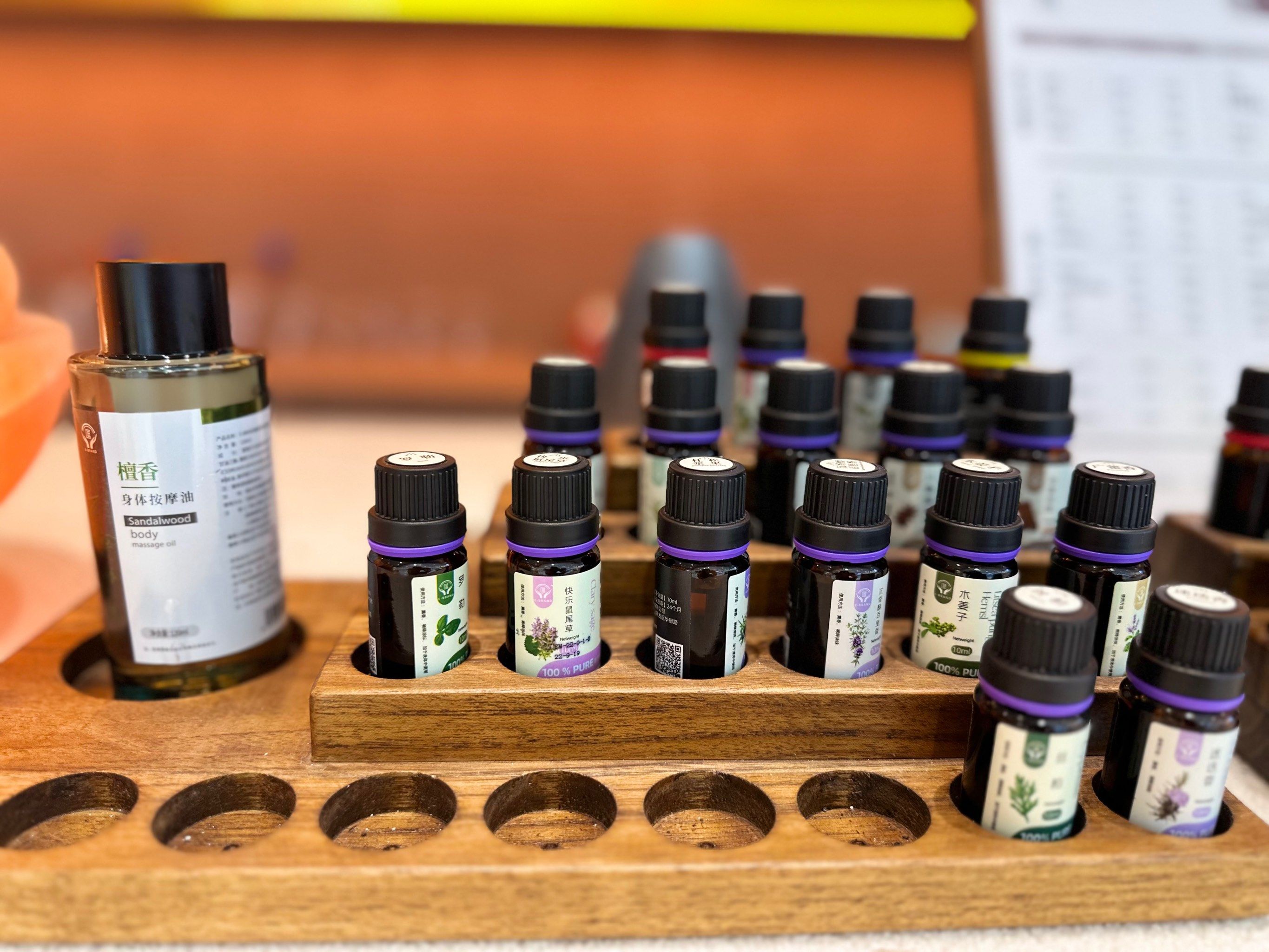 将1滴真正薰衣草精油以基底油10倍以上稀释