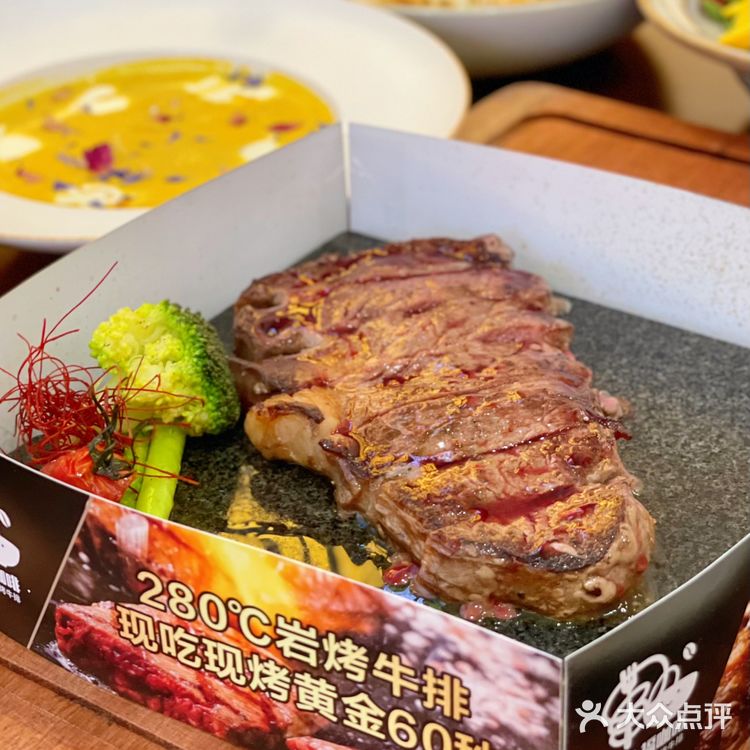 有两层，点了三碗主推意面，一款是黑松露海鲜意面