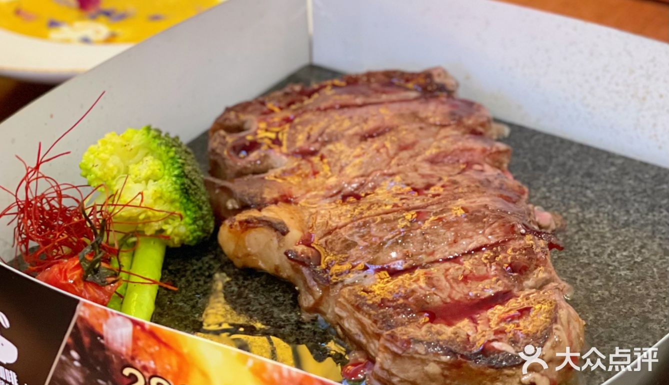 有两层，点了三碗主推意面，一款是黑松露海鲜意面