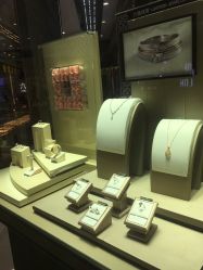 -六福珠寶(银泰百货大红门店)