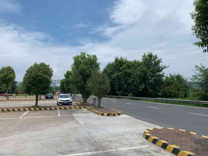 龙游服务区-停车场