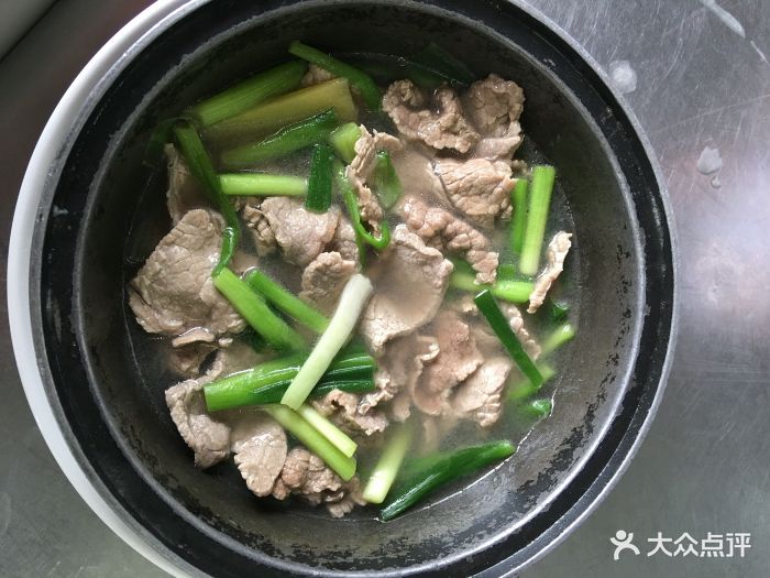 占记黄花鱼海鲜食府牛肉煲葱头图片 - 第1张