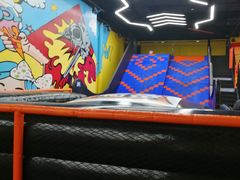 -爱蹦iBOON蹦床运动馆(江汉店)