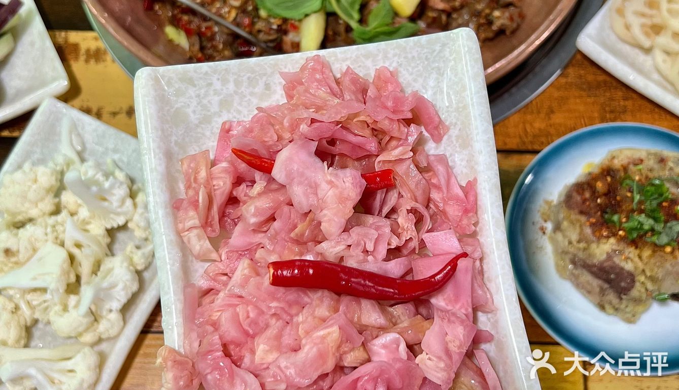在大理！和朋友一起来吃的泡菜牛肉干锅 牛肉新鲜现切