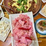 在大理！和朋友一起来吃的泡菜牛肉干锅 牛肉新鲜现切