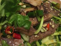 鱼味道微甜，咸味适中吃了辣味重的菜品这时就会觉得味很清口啦。忍不住再夹一块。-堂聚德(三圣宫美食文化街店)