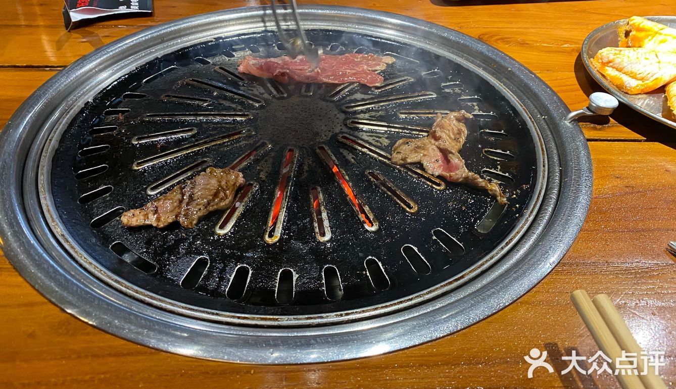 装修风格很好看，店里周末人还挺多的 服务态度