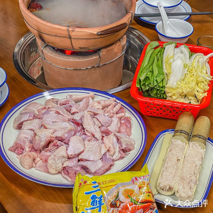 广州探店|老广都爱来吃的炭火鸡煲