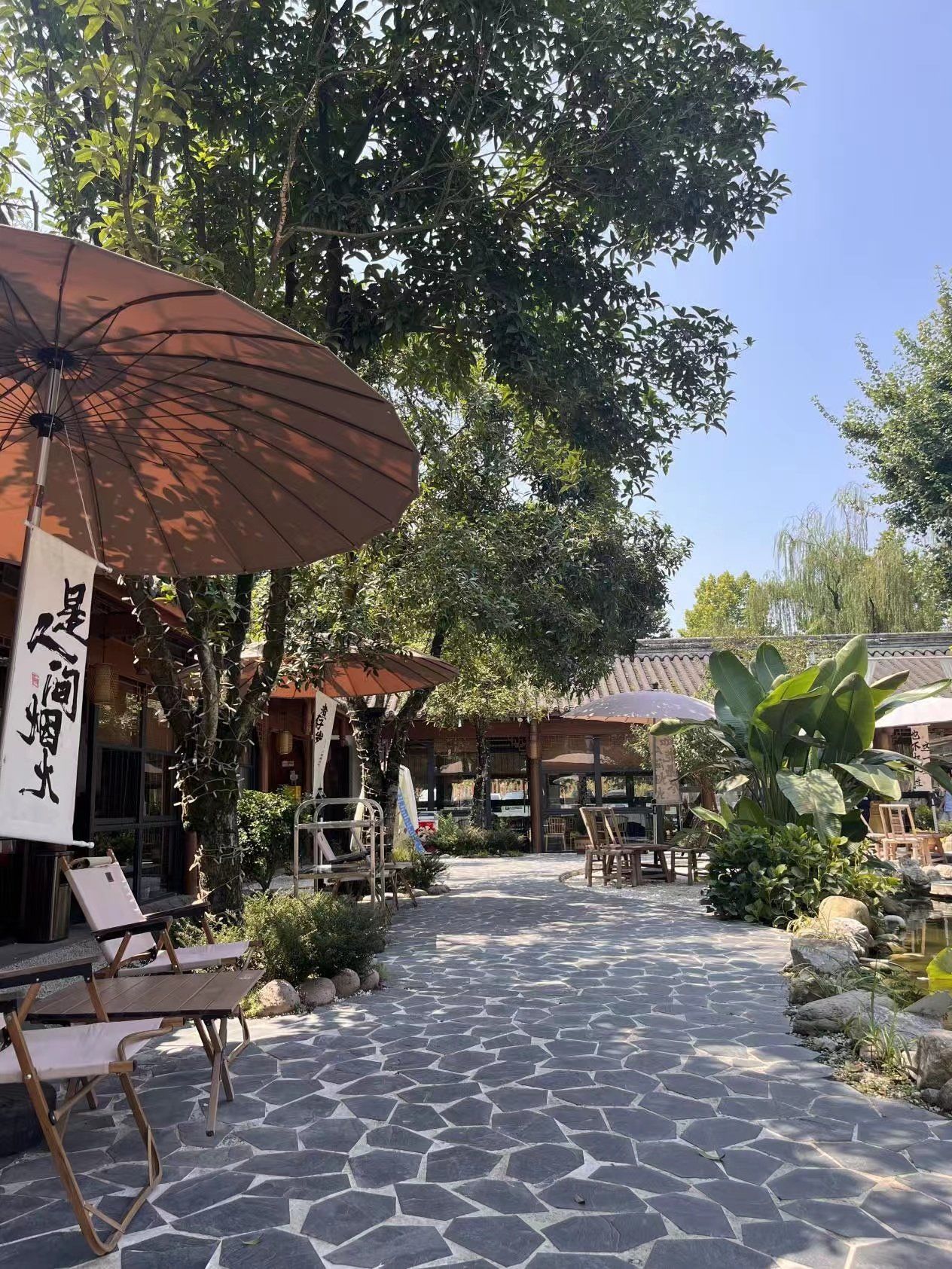 在繁华与宁静交织的郫县团结镇,隐匿于潺潺府河之畔