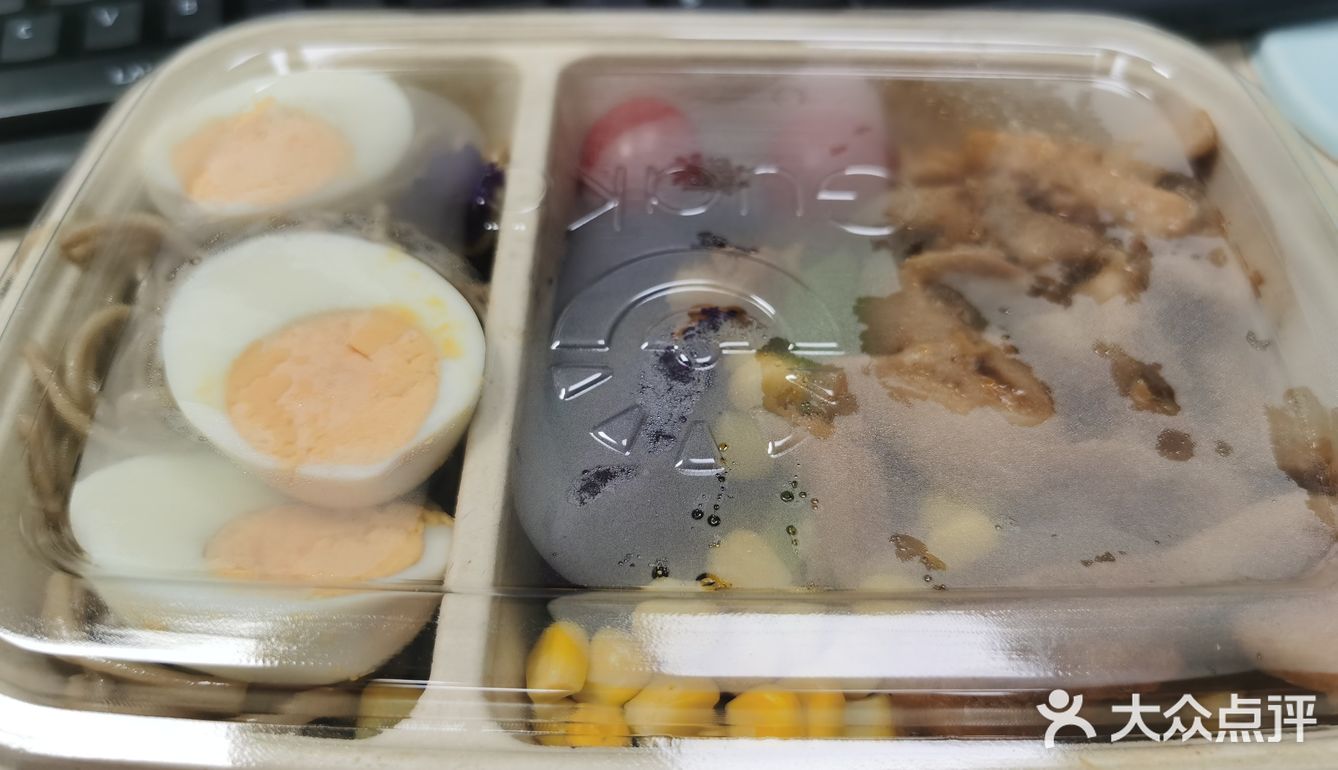 最近的体重着实有点吓人啊，被同事安利了一家轻食