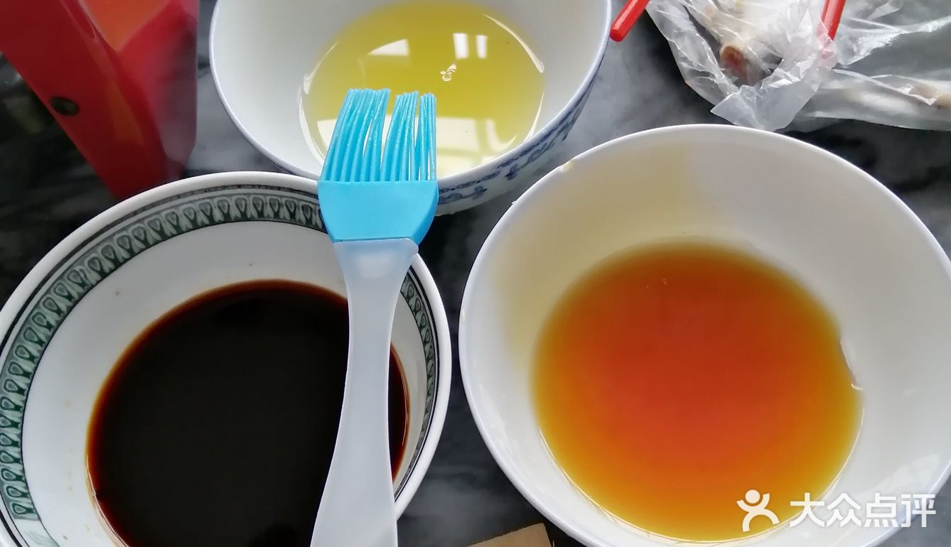 沥干水，上炉烧！准备调料是蜜糖，烧烤汁，孜然粉，油