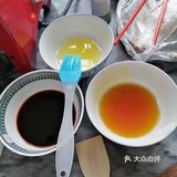 沥干水，上炉烧！准备调料是蜜糖，烧烤汁，孜然粉，油