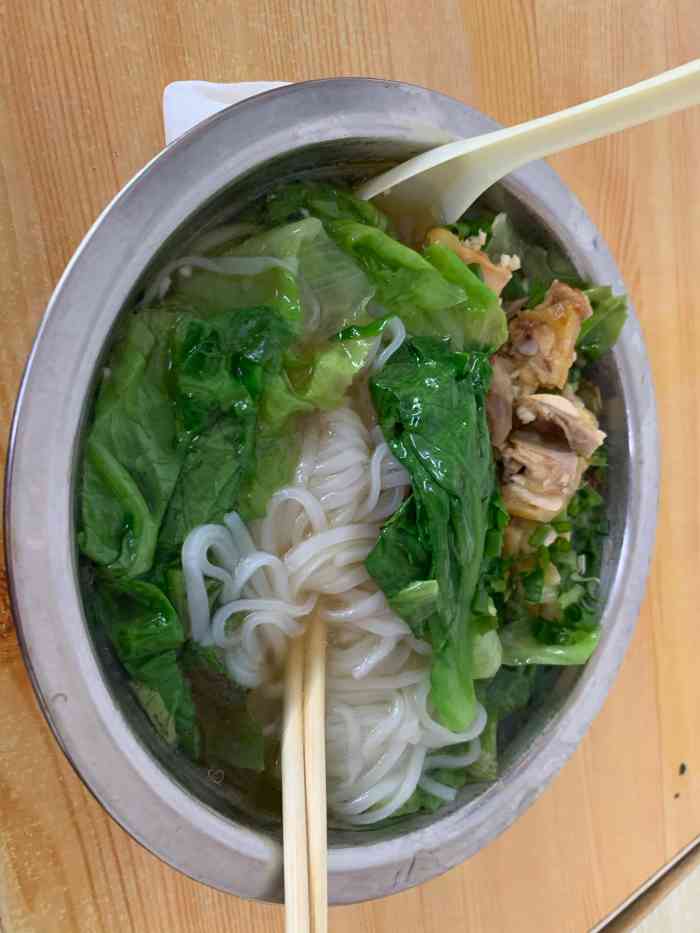 天等鸡肉粉馆-"北湖路上的一家小店.店内虽小,但是来.