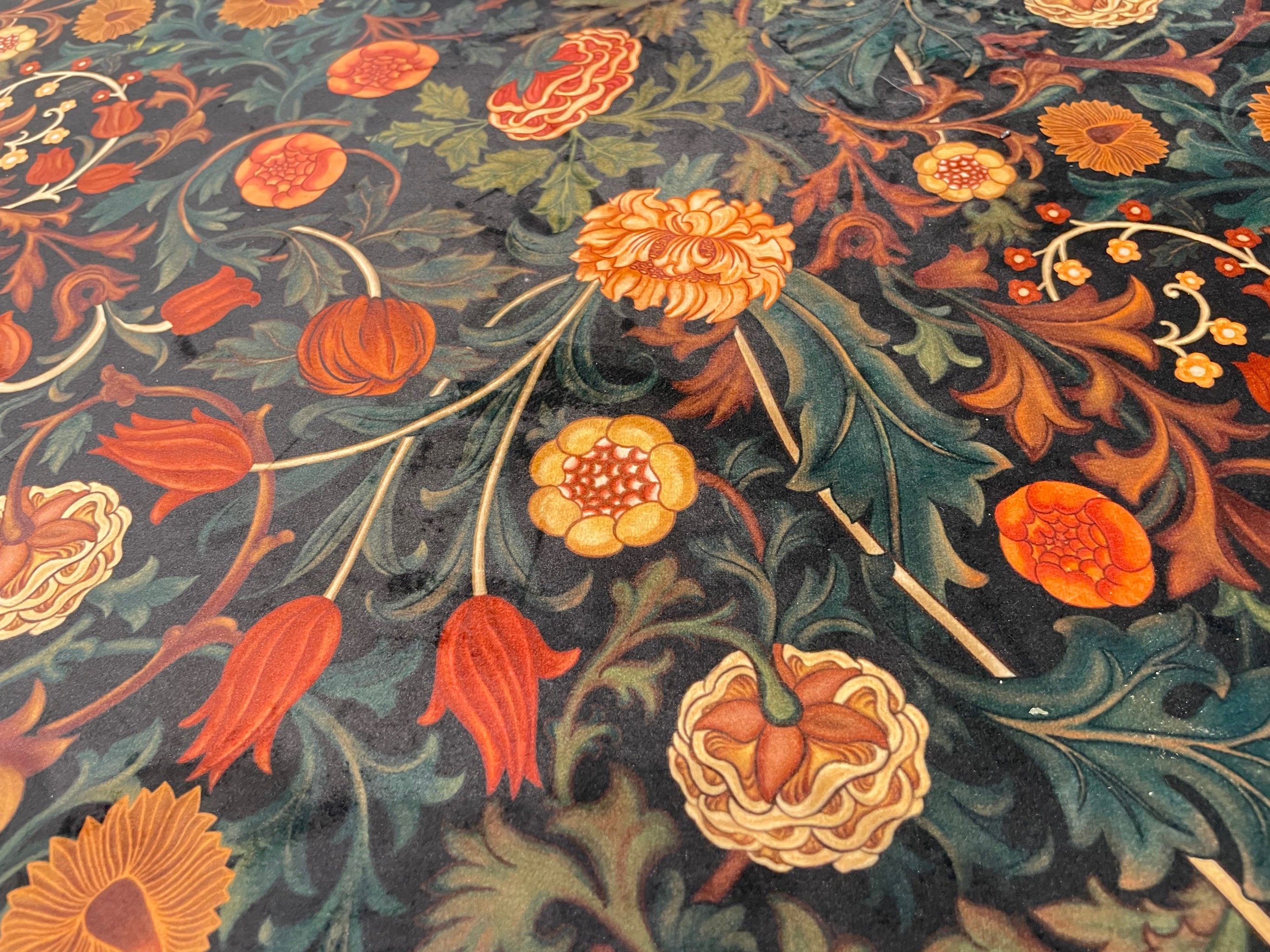 这桌布的花纹挺好看呀