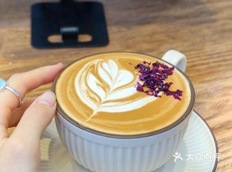 Plat把玫瑰加到了咖啡里