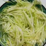 晚餐喝稀饭来个香喷喷的丝瓜蛋饼吧