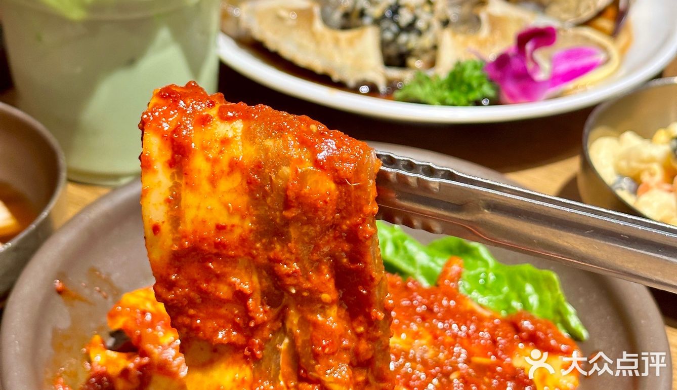 当韩国特色酱油蟹遇上烤肉 美味佳肴尽在此处