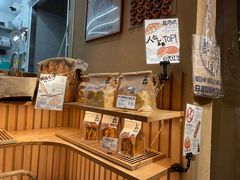 面包甜点陈列柜-天井·丑面包搭咖啡