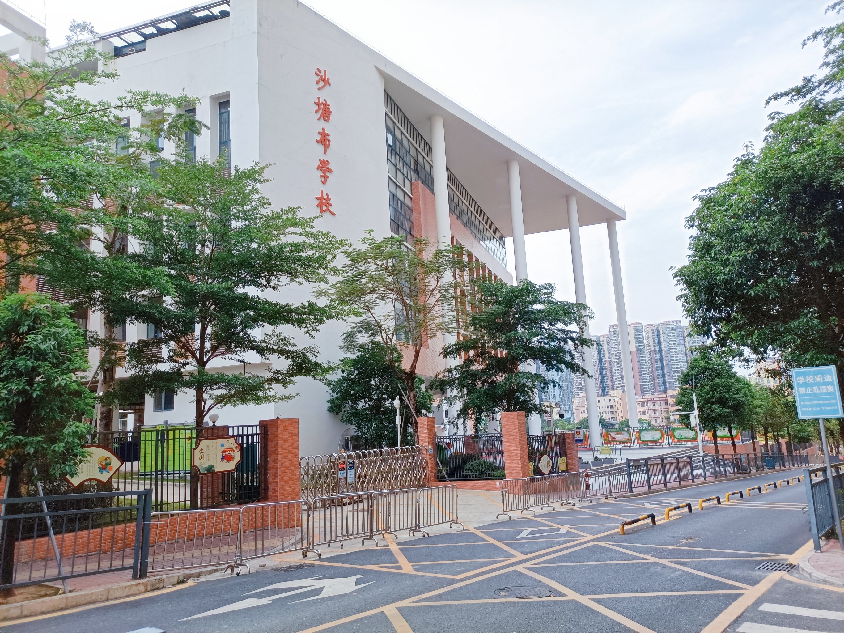 沙塘布学校位于深圳市龙岗区南湾街道沙塘布