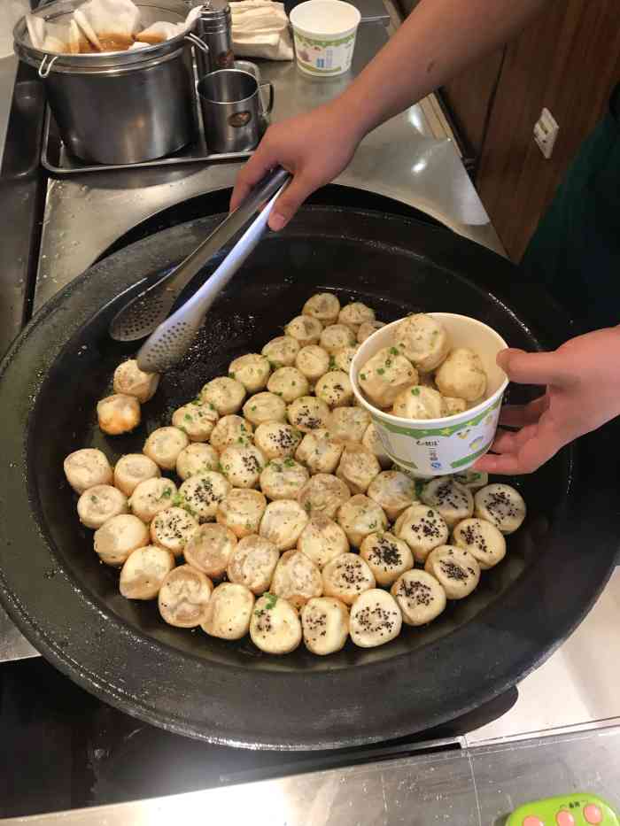 金生水小笼生煎(大连商场店)-"金生水在大连商场北楼副食区,主要提供