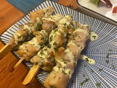 炭烤鸡肉串配酸奶黄瓜酱-帕歌西班牙餐厅paco tapas