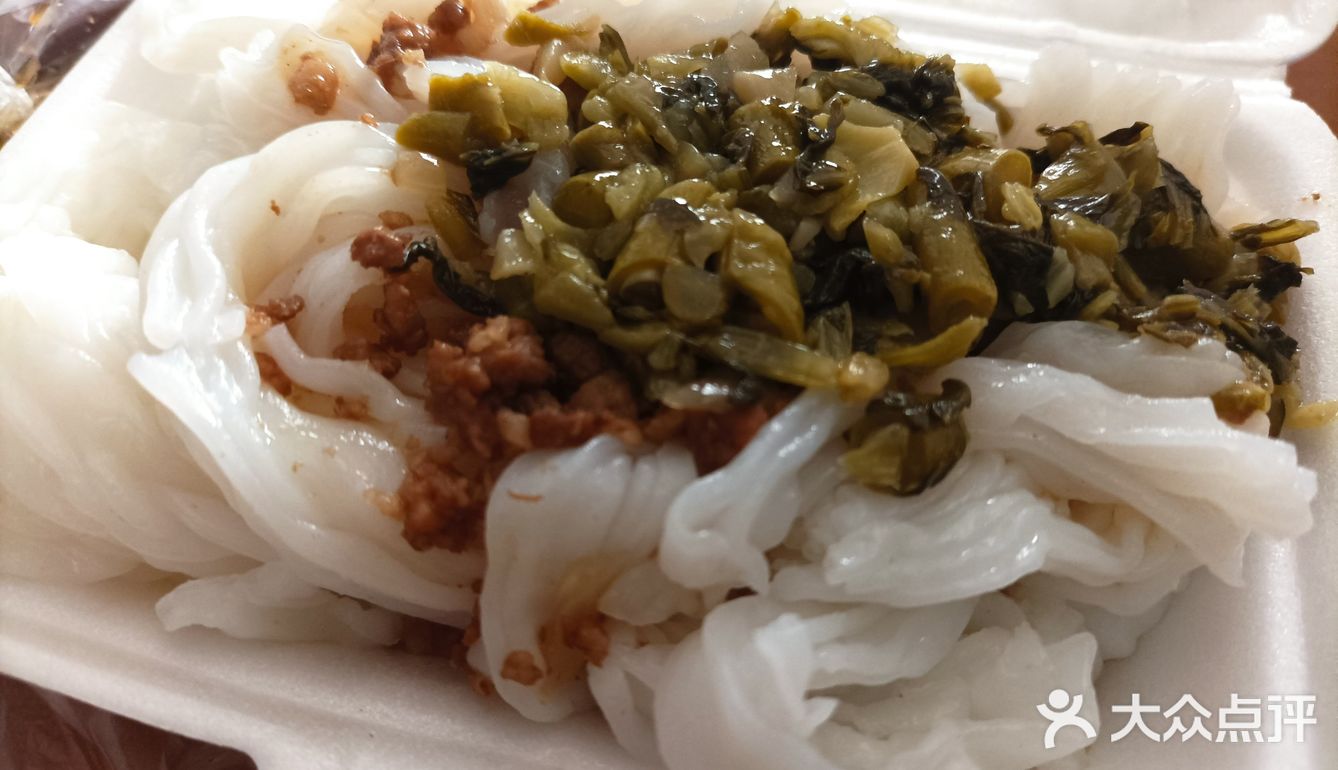 又遇上泡沫箱肠粉！酱料就是这个味儿！[调皮]