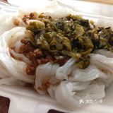 又遇上泡沫箱肠粉！酱料就是这个味儿！[调皮]