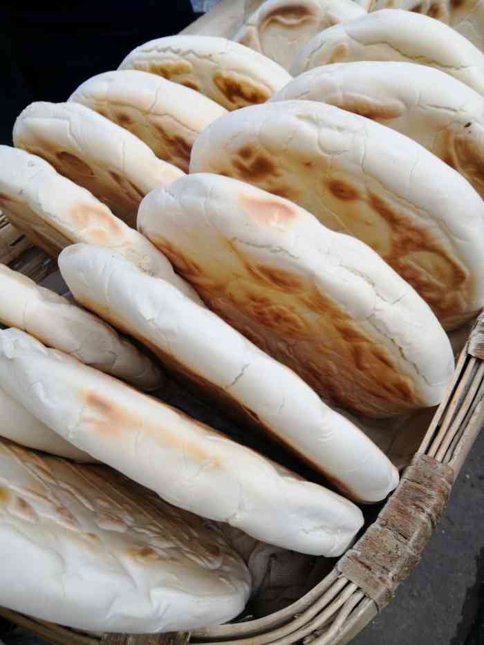 马建辉锅盔馍专卖-"买了很多带回家,是在回民街一家羊肉泡馍店.