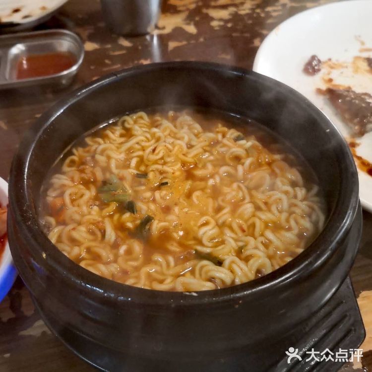 【探店】要排队两个小时才能吃到的牛肠!