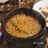 【探店】要排队两个小时才能吃到的牛肠！