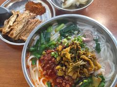 -鸿浩扒猪脚米线
