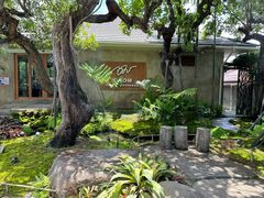 -Chom Cafe and Restaurant