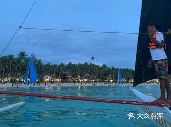 并不是多喜欢海，更不喜欢在海水里泡着，但就莫名其妙的