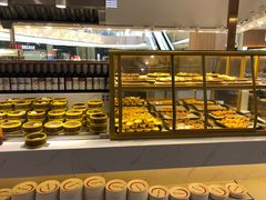 面包甜点陈列柜-嗨吃围炉海鲜烤肉自助(保利广场店)