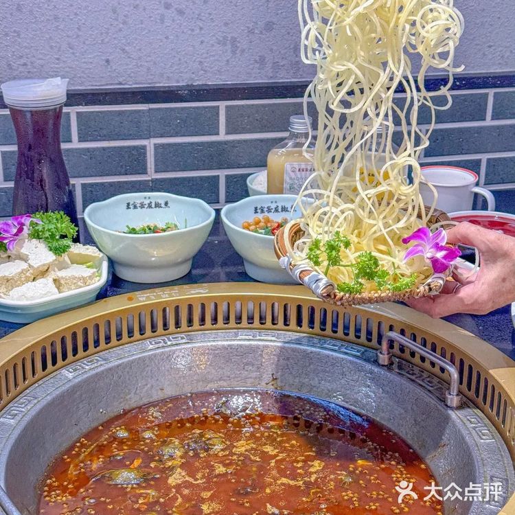 周年庆!兄弟开车过来为了吃这一口活鱼火锅~