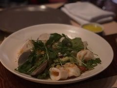 温热海鲜沙拉配牛油果-Mercato莫卡多露台餐厅与酒吧(K11店)
