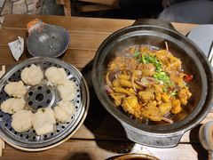 砂锅公鸡煲-破瓦寒窑·地摊烤羊排