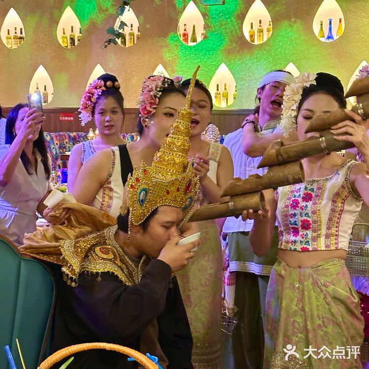 没去版纳!在昆明吃上了傣族寨子里的席