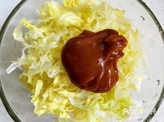 食材：生菜，花生酱，蛋黄酱，生抽，水  步骤： 