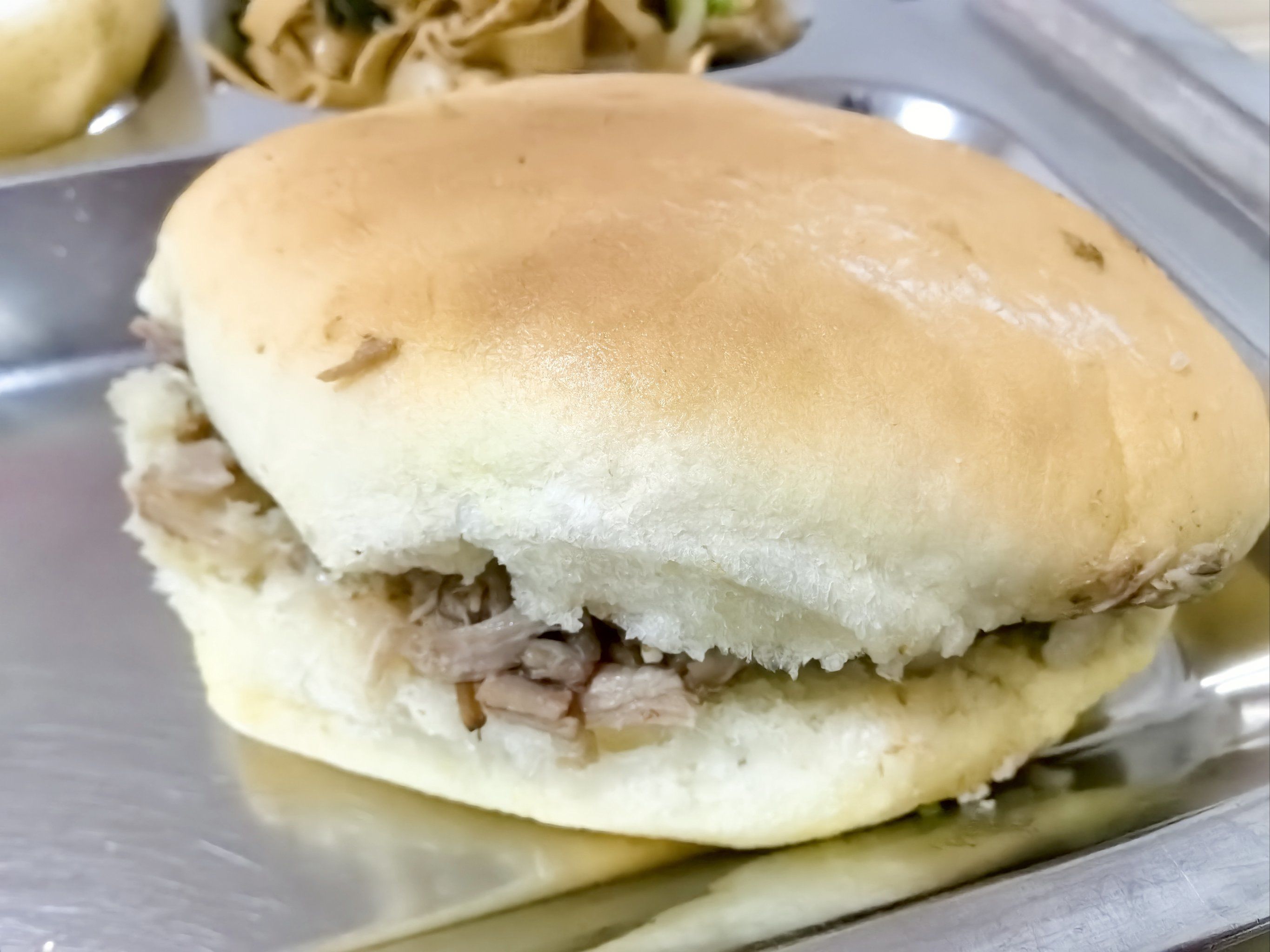 单位食堂的肉夹馍配酸辣粉