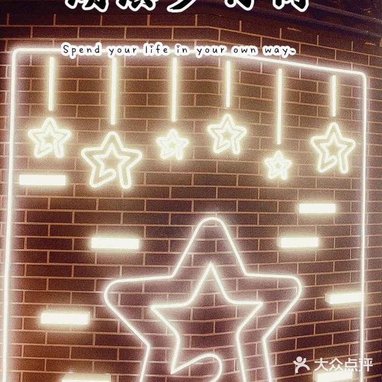 不逊色上海南京路的杭州湖滨步行街，具有年轻的朝气。