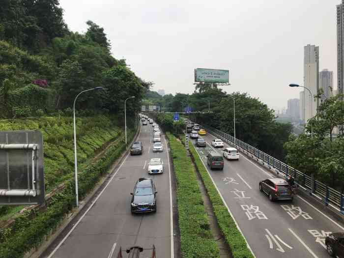 虎头岩隧道-"渝中区虎头岩隧道是重庆重要的交通杻纽!
