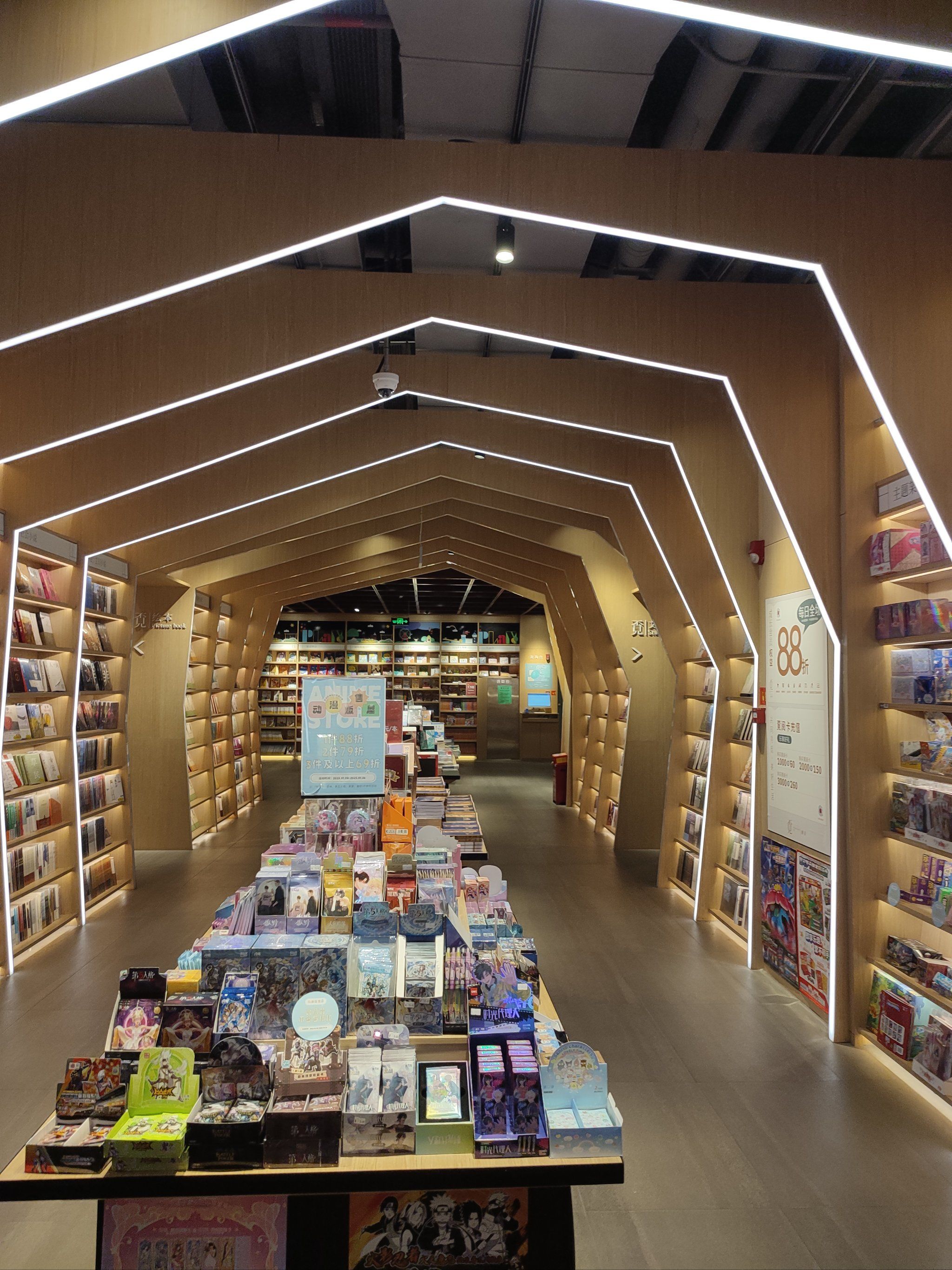 n书店的环境很好,里面的书种类很全,也有卖一些文创用品