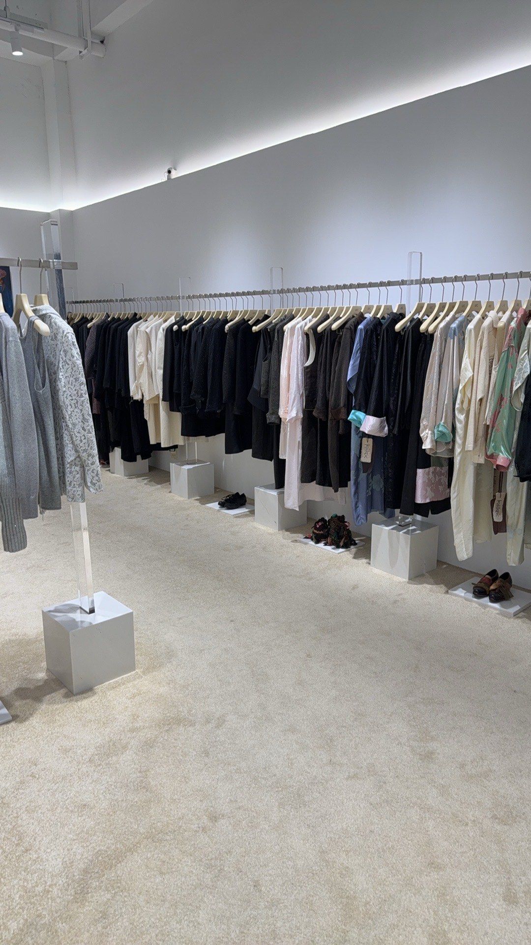 服务态度好:我非常喜欢这家实体服装店的服