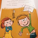 两岁的女孩对小动物都特别喜欢