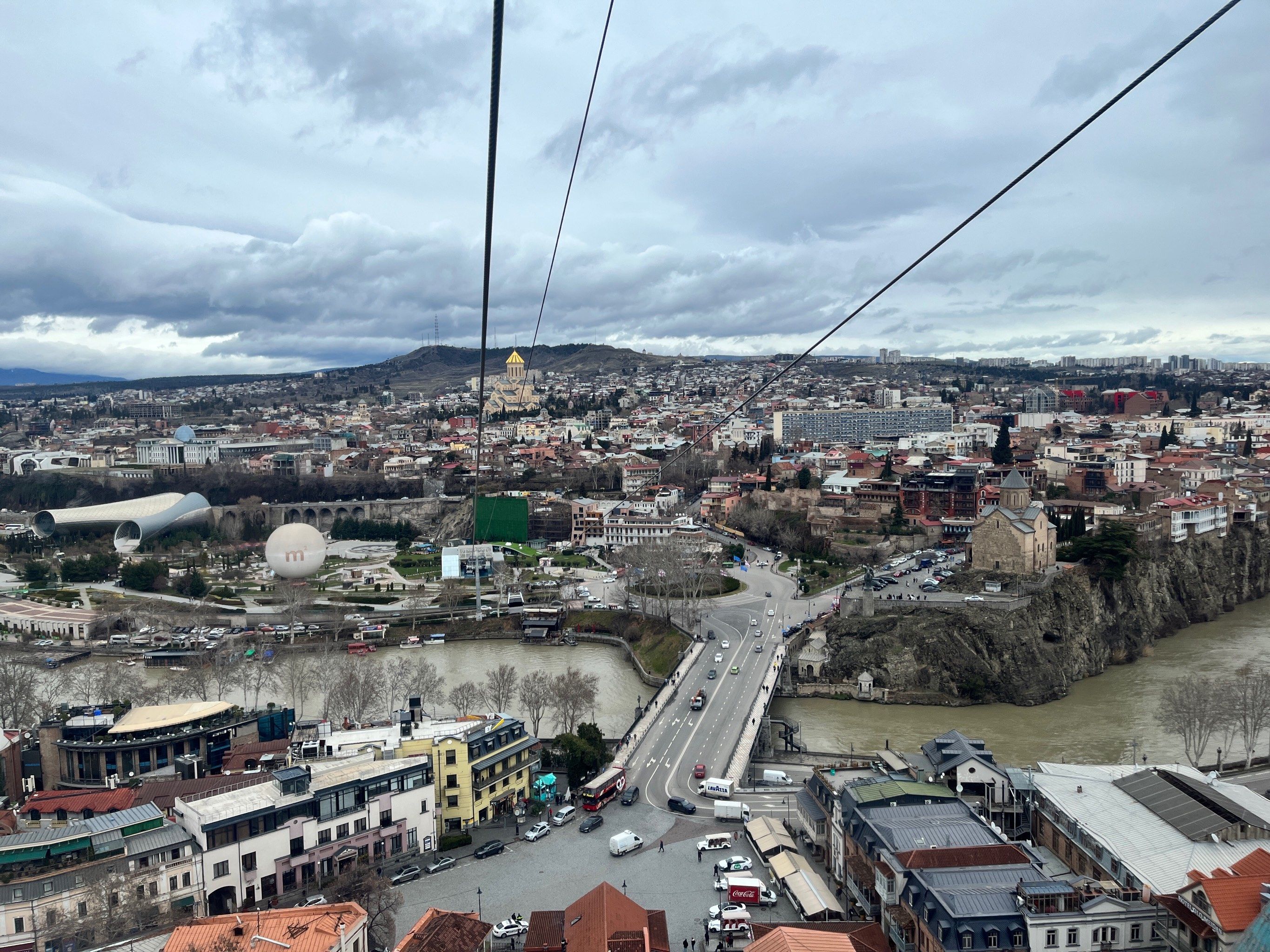0元玩转这座城 乘坐缆车,俯瞰格鲁吉亚的首都第比利斯,有一种神奇的
