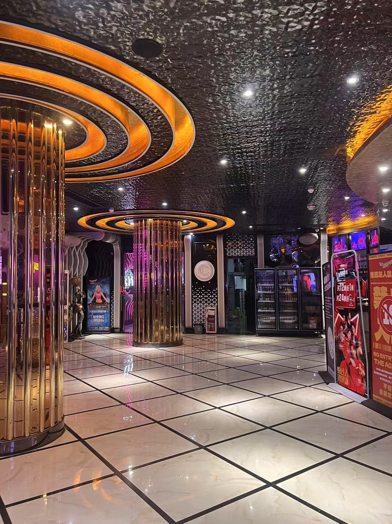 同事们一起团建选了这家,蛮大的厅,环境挺